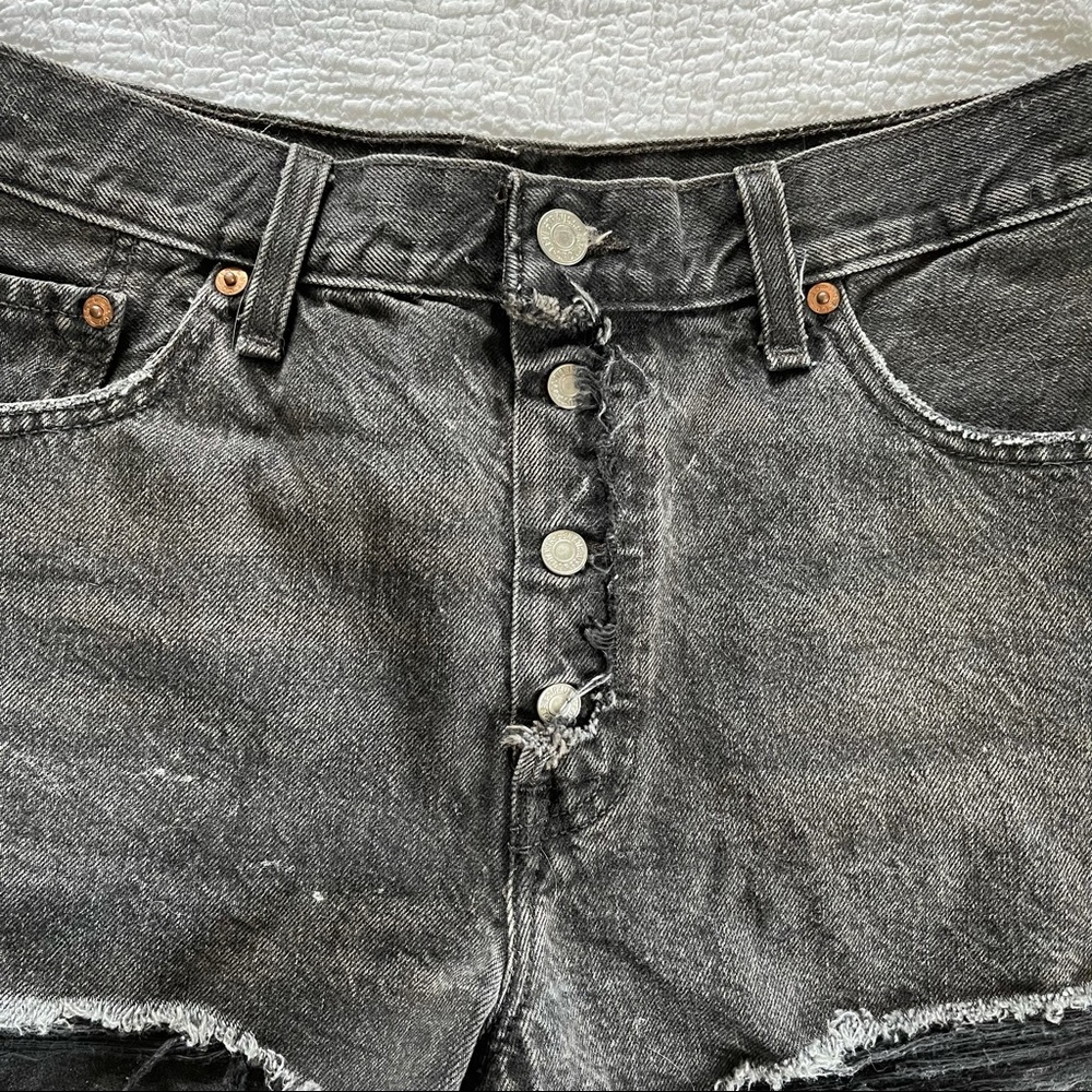 LEVIS 501 Mid Rise washed black button cutoff - Picture 3 of 5
